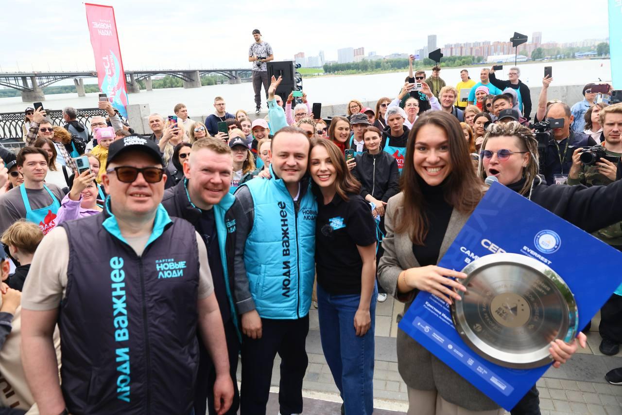 Фото Партия «Новые люди» в Новосибирске поставила рекорд России по длине шашлыка 2 - Сиб.ФМ Фото Партия «Новые люди» в Новосибирске поставила рекорд России по длине шашлыка 2