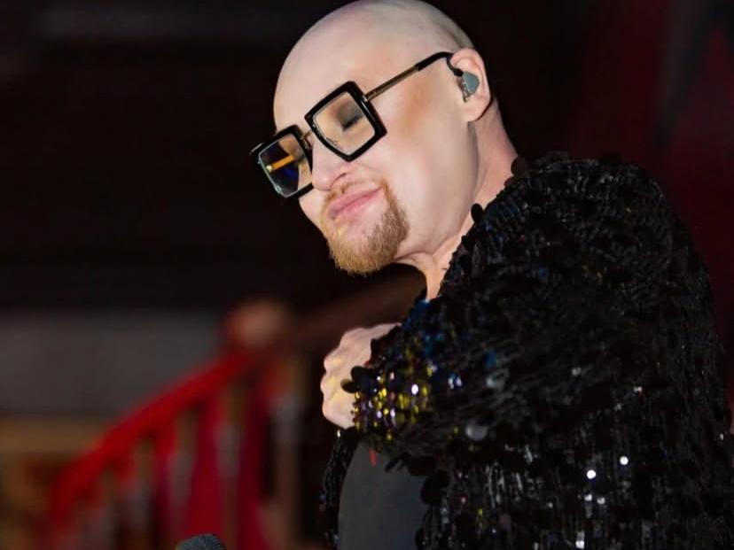 Фото Скандальному певцу из Новосибирска Шуре исполнилось 50 лет. Как парень с Родников стал кумиром 90-х 5 - Сиб.ФМ Фото Скандальному певцу из Новосибирска Шуре исполнилось 50 лет. Как парень с Родников стал кумиром 90-х 5