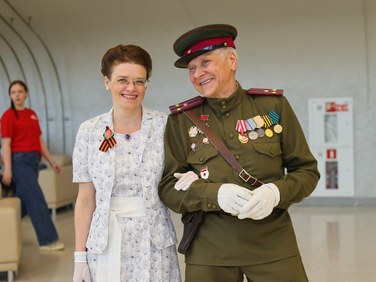 Фото Танцы надежды и памяти: новосибирцы станцевали вальс и «Рио-Риту» на «Балу Победы» 4 - Сиб.ФМ Фото Танцы надежды и памяти: новосибирцы станцевали вальс и «Рио-Риту» на «Балу Победы» 4