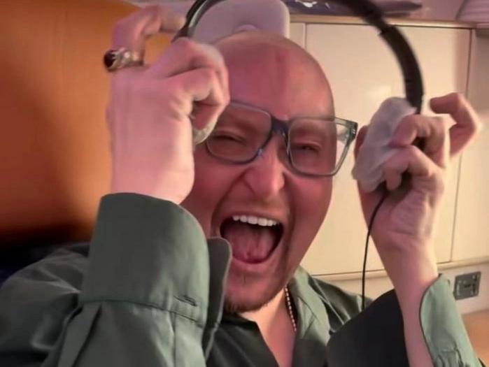 Фото Скандальному певцу из Новосибирска Шуре исполнилось 50 лет. Как парень с Родников стал кумиром 90-х 13 - Сиб.ФМ Фото Скандальному певцу из Новосибирска Шуре исполнилось 50 лет. Как парень с Родников стал кумиром 90-х 13