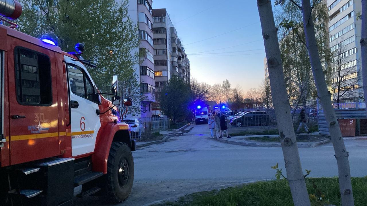 Фото В Новосибирске загорелась квартира на улице Зорге 2