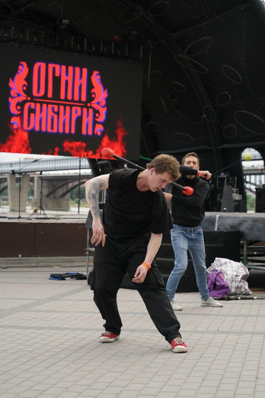 Фото Огненное шоу потрясло Новосибирск: на Михайловской набережной вспыхнули «Огни Сибири». ФОТОРЕПОРТАЖ 7 - Сиб.ФМ Фото Огненное шоу потрясло Новосибирск: на Михайловской набережной вспыхнули «Огни Сибири». ФОТОРЕПОРТАЖ 7