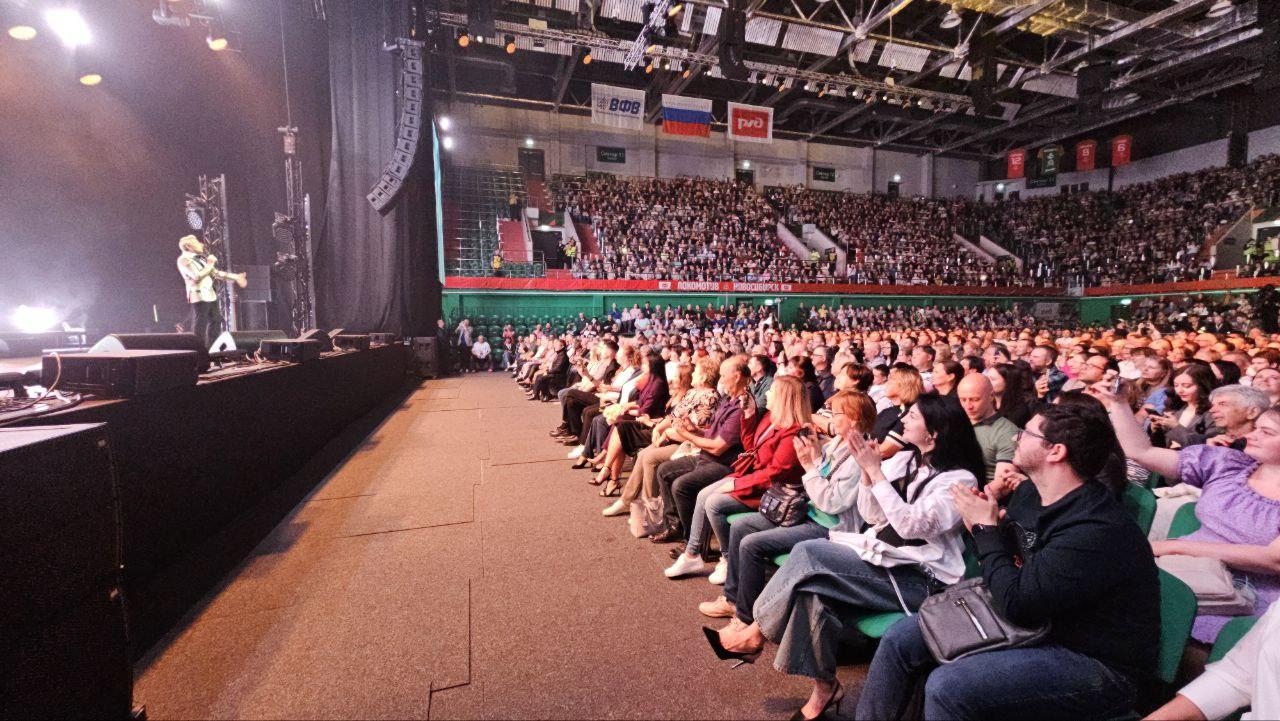 Фото Супершоу в Новосибирске: звёзды «Ну-ка, все вместе!» зажгли сцену «Локомотив-Арены». ФОТОРЕПОРТАЖ 5 - Сиб.ФМ Фото Супершоу в Новосибирске: звёзды «Ну-ка, все вместе!» зажгли сцену «Локомотив-Арены». ФОТОРЕПОРТАЖ 5