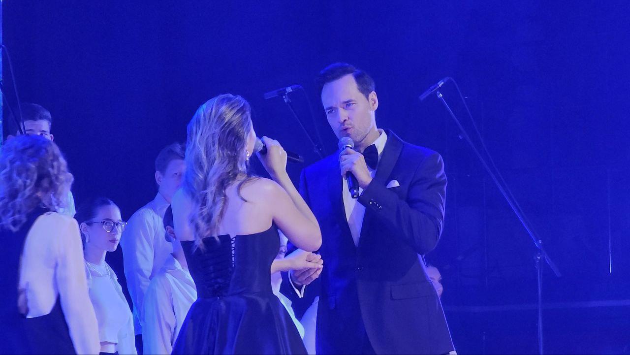 Фото Супершоу в Новосибирске: звёзды «Ну-ка, все вместе!» зажгли сцену «Локомотив-Арены». ФОТОРЕПОРТАЖ 11 - Сиб.ФМ Фото Супершоу в Новосибирске: звёзды «Ну-ка, все вместе!» зажгли сцену «Локомотив-Арены». ФОТОРЕПОРТАЖ 11