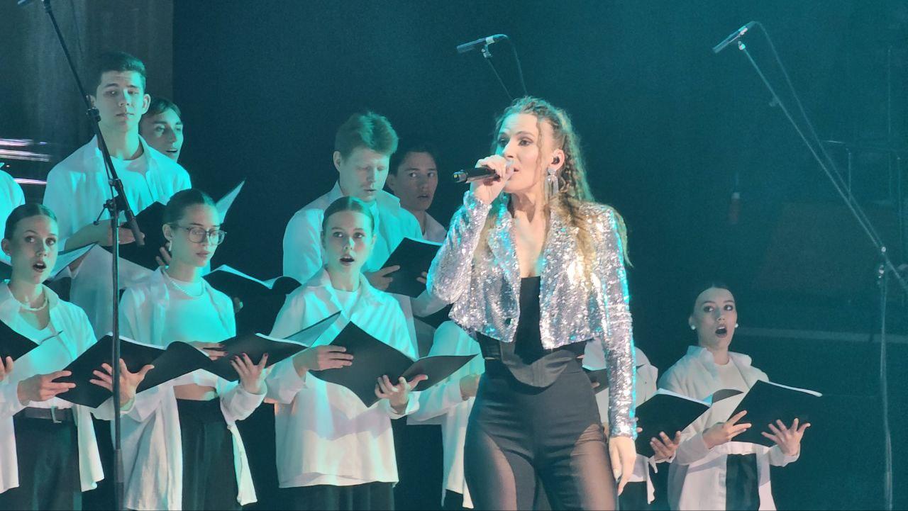 Фото Супершоу в Новосибирске: звёзды «Ну-ка, все вместе!» зажгли сцену «Локомотив-Арены». ФОТОРЕПОРТАЖ 18 - Сиб.ФМ Фото Супершоу в Новосибирске: звёзды «Ну-ка, все вместе!» зажгли сцену «Локомотив-Арены». ФОТОРЕПОРТАЖ 18