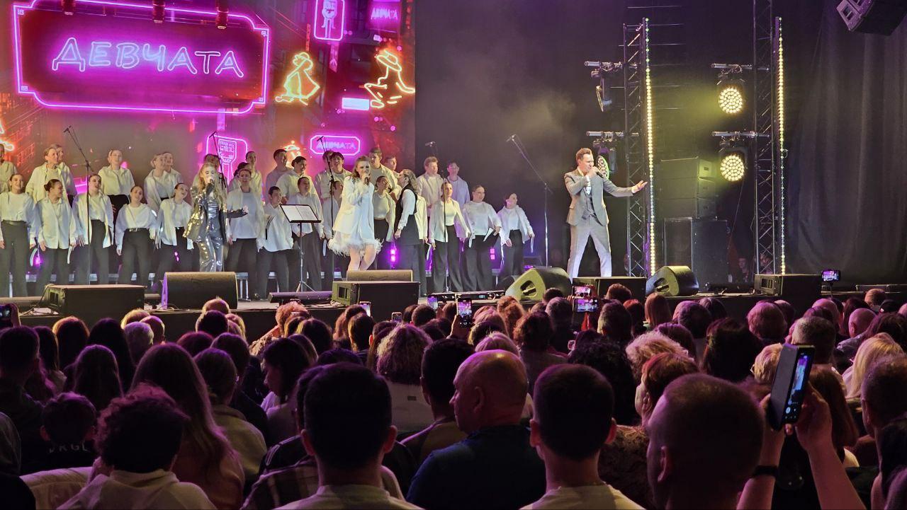 Фото Супершоу в Новосибирске: звёзды «Ну-ка, все вместе!» зажгли сцену «Локомотив-Арены». ФОТОРЕПОРТАЖ 27 - Сиб.ФМ Фото Супершоу в Новосибирске: звёзды «Ну-ка, все вместе!» зажгли сцену «Локомотив-Арены». ФОТОРЕПОРТАЖ 27