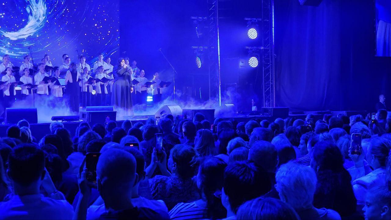 Фото Супершоу в Новосибирске: звёзды «Ну-ка, все вместе!» зажгли сцену «Локомотив-Арены». ФОТОРЕПОРТАЖ 28 - Сиб.ФМ Фото Супершоу в Новосибирске: звёзды «Ну-ка, все вместе!» зажгли сцену «Локомотив-Арены». ФОТОРЕПОРТАЖ 28