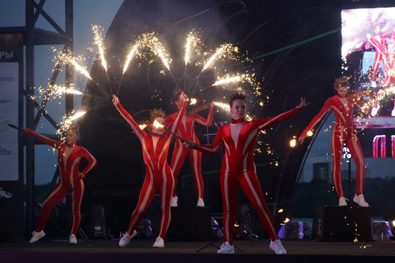 Фото Огненное шоу потрясло Новосибирск: на Михайловской набережной вспыхнули «Огни Сибири». ФОТОРЕПОРТАЖ 12 - Сиб.ФМ Фото Огненное шоу потрясло Новосибирск: на Михайловской набережной вспыхнули «Огни Сибири». ФОТОРЕПОРТАЖ 12