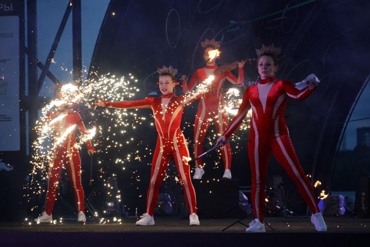 Фото Огненное шоу потрясло Новосибирск: на Михайловской набережной вспыхнули «Огни Сибири». ФОТОРЕПОРТАЖ 13 - Сиб.ФМ Фото Огненное шоу потрясло Новосибирск: на Михайловской набережной вспыхнули «Огни Сибири». ФОТОРЕПОРТАЖ 13