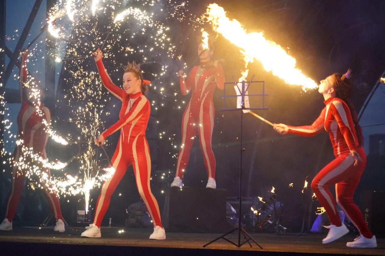 Фото Огненное шоу потрясло Новосибирск: на Михайловской набережной вспыхнули «Огни Сибири». ФОТОРЕПОРТАЖ 14 - Сиб.ФМ Фото Огненное шоу потрясло Новосибирск: на Михайловской набережной вспыхнули «Огни Сибири». ФОТОРЕПОРТАЖ 14