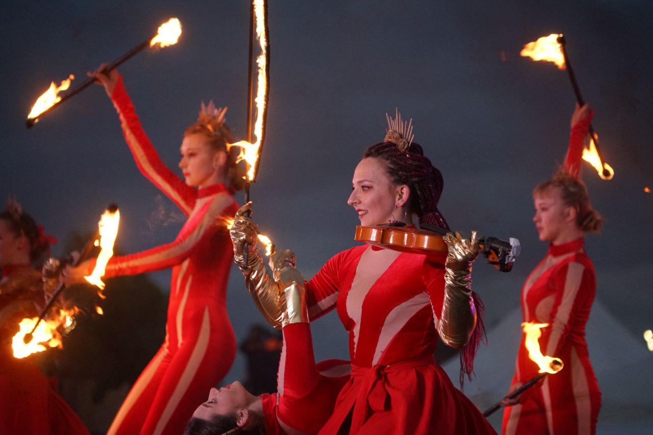 Фото Огненное шоу потрясло Новосибирск: на Михайловской набережной вспыхнули «Огни Сибири». ФОТОРЕПОРТАЖ 17 - Сиб.ФМ Фото Огненное шоу потрясло Новосибирск: на Михайловской набережной вспыхнули «Огни Сибири». ФОТОРЕПОРТАЖ 17