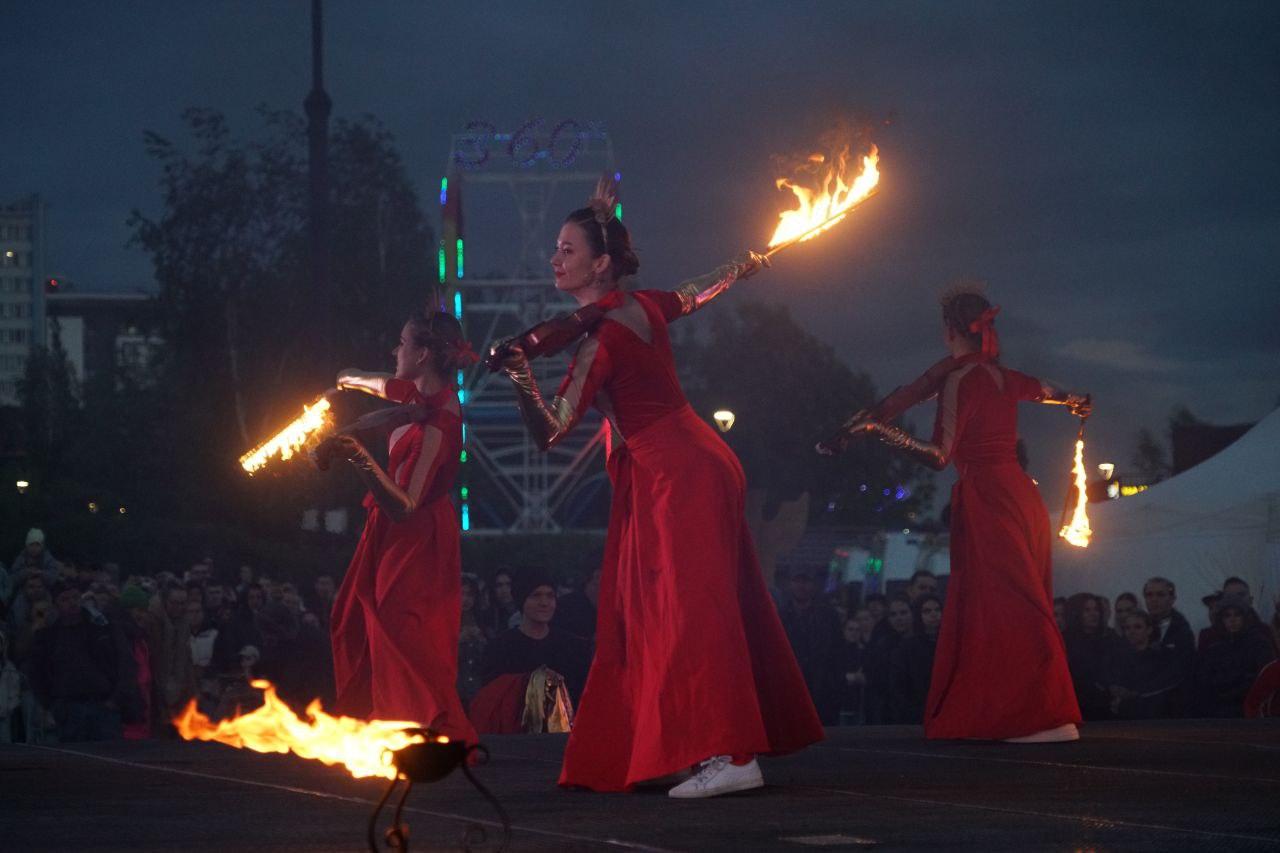 Фото Огненное шоу потрясло Новосибирск: на Михайловской набережной вспыхнули «Огни Сибири». ФОТОРЕПОРТАЖ 18 - Сиб.ФМ Фото Огненное шоу потрясло Новосибирск: на Михайловской набережной вспыхнули «Огни Сибири». ФОТОРЕПОРТАЖ 18