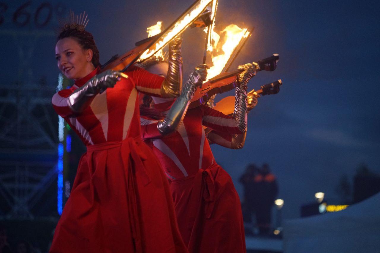 Фото Огненное шоу потрясло Новосибирск: на Михайловской набережной вспыхнули «Огни Сибири». ФОТОРЕПОРТАЖ 19 - Сиб.ФМ Фото Огненное шоу потрясло Новосибирск: на Михайловской набережной вспыхнули «Огни Сибири». ФОТОРЕПОРТАЖ 19