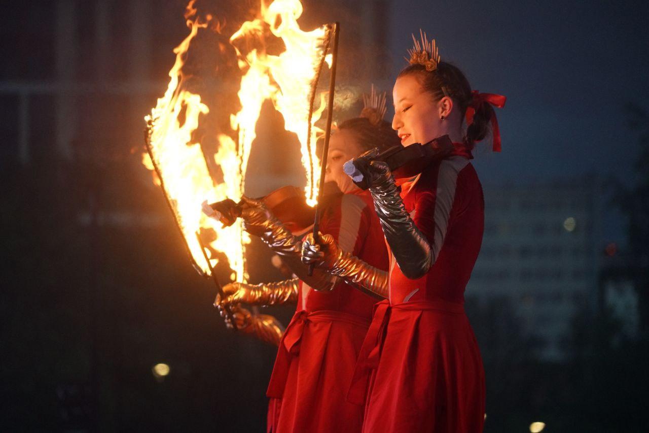 Фото Огненное шоу потрясло Новосибирск: на Михайловской набережной вспыхнули «Огни Сибири». ФОТОРЕПОРТАЖ 20 - Сиб.ФМ Фото Огненное шоу потрясло Новосибирск: на Михайловской набережной вспыхнули «Огни Сибири». ФОТОРЕПОРТАЖ 20