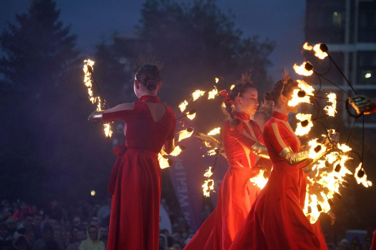 Фото Огненное шоу потрясло Новосибирск: на Михайловской набережной вспыхнули «Огни Сибири». ФОТОРЕПОРТАЖ 21 - Сиб.ФМ Фото Огненное шоу потрясло Новосибирск: на Михайловской набережной вспыхнули «Огни Сибири». ФОТОРЕПОРТАЖ 21