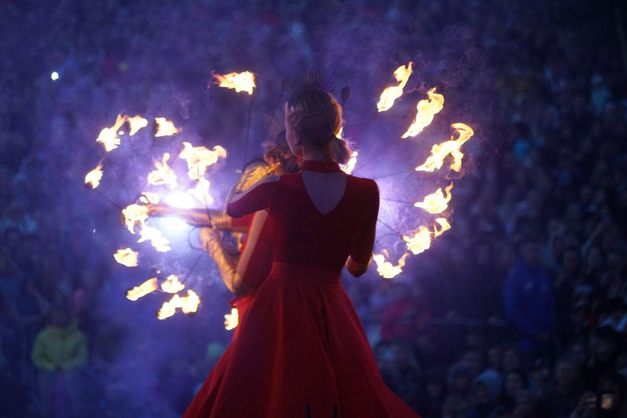 Фото Огненное шоу потрясло Новосибирск: на Михайловской набережной вспыхнули «Огни Сибири». ФОТОРЕПОРТАЖ 25 - Сиб.ФМ Фото Огненное шоу потрясло Новосибирск: на Михайловской набережной вспыхнули «Огни Сибири». ФОТОРЕПОРТАЖ 25