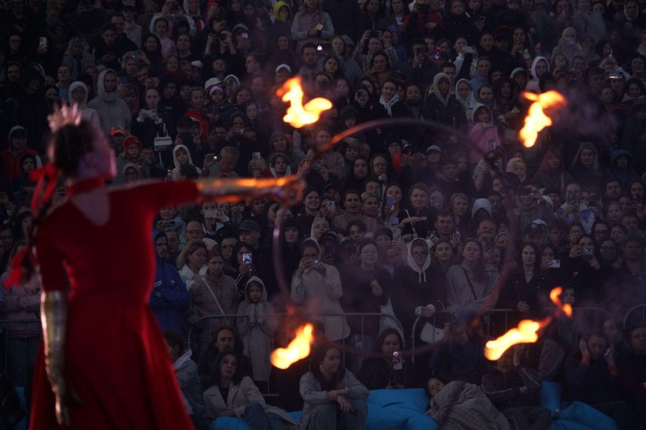 Фото Огненное шоу потрясло Новосибирск: на Михайловской набережной вспыхнули «Огни Сибири». ФОТОРЕПОРТАЖ 28 - Сиб.ФМ Фото Огненное шоу потрясло Новосибирск: на Михайловской набережной вспыхнули «Огни Сибири». ФОТОРЕПОРТАЖ 28