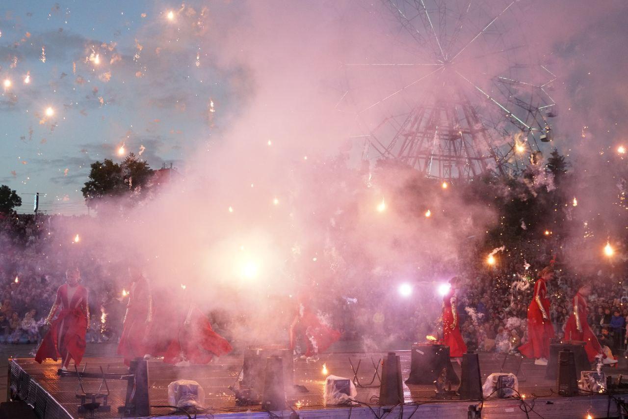 Фото Огненное шоу потрясло Новосибирск: на Михайловской набережной вспыхнули «Огни Сибири». ФОТОРЕПОРТАЖ 29 - Сиб.ФМ Фото Огненное шоу потрясло Новосибирск: на Михайловской набережной вспыхнули «Огни Сибири». ФОТОРЕПОРТАЖ 29