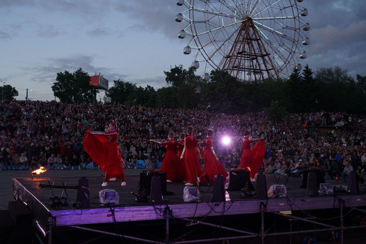 Фото Огненное шоу потрясло Новосибирск: на Михайловской набережной вспыхнули «Огни Сибири». ФОТОРЕПОРТАЖ 30 - Сиб.ФМ Фото Огненное шоу потрясло Новосибирск: на Михайловской набережной вспыхнули «Огни Сибири». ФОТОРЕПОРТАЖ 30