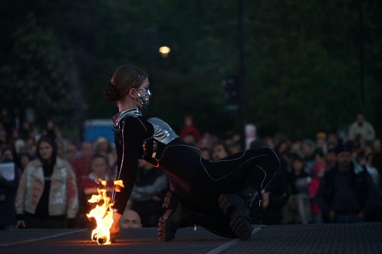 Фото Огненное шоу потрясло Новосибирск: на Михайловской набережной вспыхнули «Огни Сибири». ФОТОРЕПОРТАЖ 31 - Сиб.ФМ Фото Огненное шоу потрясло Новосибирск: на Михайловской набережной вспыхнули «Огни Сибири». ФОТОРЕПОРТАЖ 31