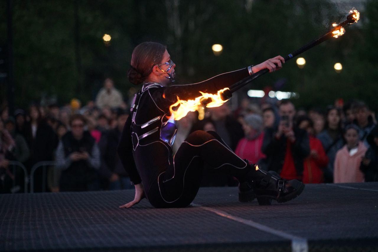 Фото Огненное шоу потрясло Новосибирск: на Михайловской набережной вспыхнули «Огни Сибири». ФОТОРЕПОРТАЖ 32 - Сиб.ФМ Фото Огненное шоу потрясло Новосибирск: на Михайловской набережной вспыхнули «Огни Сибири». ФОТОРЕПОРТАЖ 32