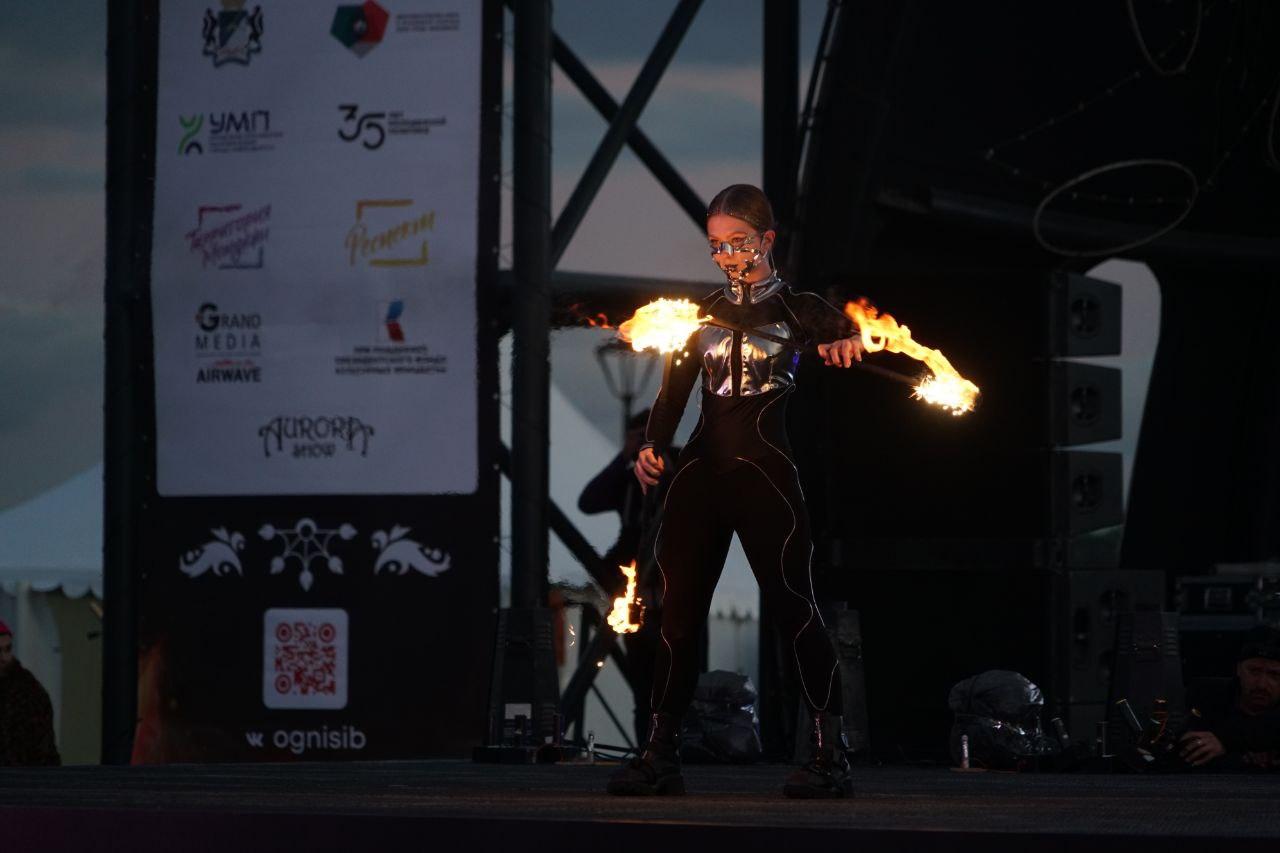 Фото Огненное шоу потрясло Новосибирск: на Михайловской набережной вспыхнули «Огни Сибири». ФОТОРЕПОРТАЖ 34 - Сиб.ФМ Фото Огненное шоу потрясло Новосибирск: на Михайловской набережной вспыхнули «Огни Сибири». ФОТОРЕПОРТАЖ 34