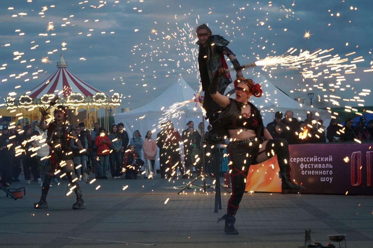 Фото Огненное шоу потрясло Новосибирск: на Михайловской набережной вспыхнули «Огни Сибири». ФОТОРЕПОРТАЖ 35 - Сиб.ФМ Фото Огненное шоу потрясло Новосибирск: на Михайловской набережной вспыхнули «Огни Сибири». ФОТОРЕПОРТАЖ 35