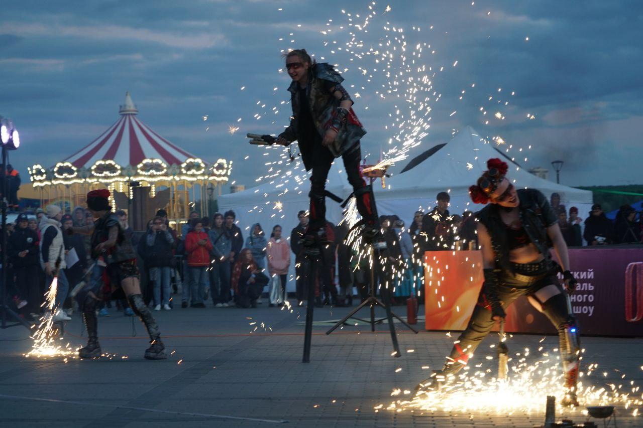 Фото Огненное шоу потрясло Новосибирск: на Михайловской набережной вспыхнули «Огни Сибири». ФОТОРЕПОРТАЖ 36 - Сиб.ФМ Фото Огненное шоу потрясло Новосибирск: на Михайловской набережной вспыхнули «Огни Сибири». ФОТОРЕПОРТАЖ 36
