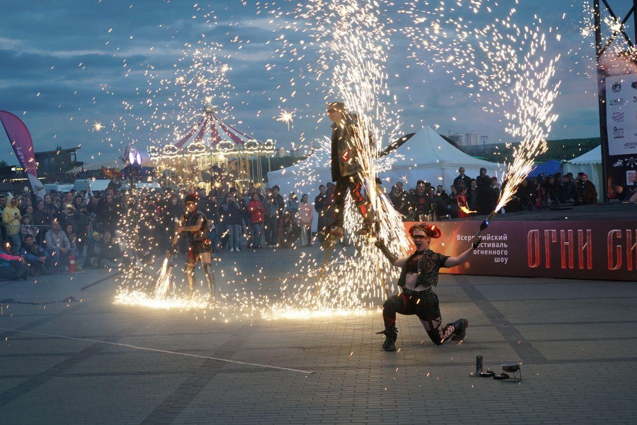Фото Огненное шоу потрясло Новосибирск: на Михайловской набережной вспыхнули «Огни Сибири». ФОТОРЕПОРТАЖ 37 - Сиб.ФМ Фото Огненное шоу потрясло Новосибирск: на Михайловской набережной вспыхнули «Огни Сибири». ФОТОРЕПОРТАЖ 37