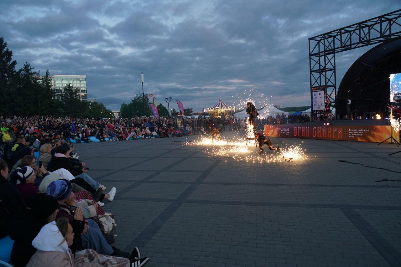 Фото Огненное шоу потрясло Новосибирск: на Михайловской набережной вспыхнули «Огни Сибири». ФОТОРЕПОРТАЖ 38 - Сиб.ФМ Фото Огненное шоу потрясло Новосибирск: на Михайловской набережной вспыхнули «Огни Сибири». ФОТОРЕПОРТАЖ 38