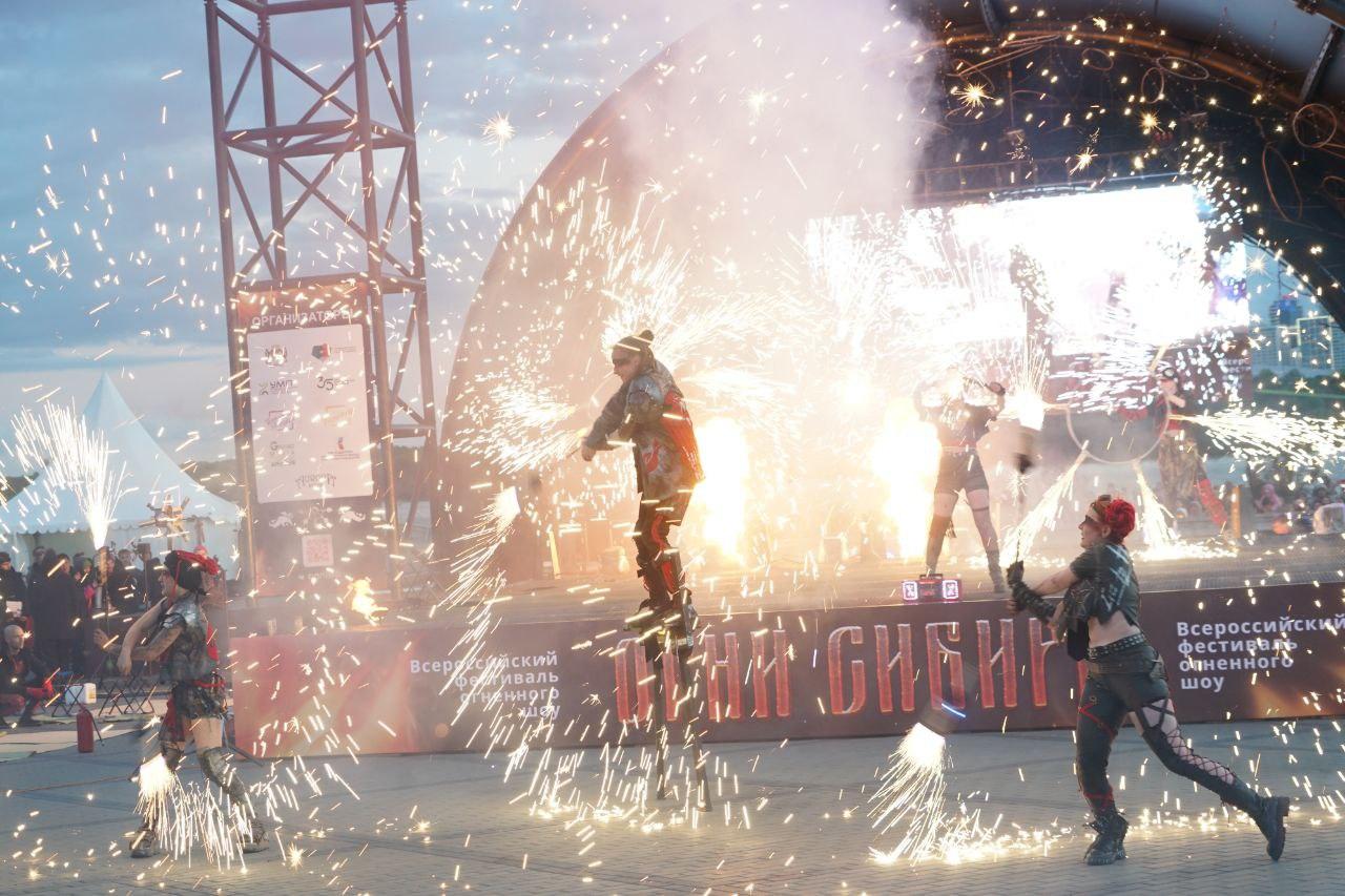 Фото Огненное шоу потрясло Новосибирск: на Михайловской набережной вспыхнули «Огни Сибири». ФОТОРЕПОРТАЖ 40 - Сиб.ФМ Фото Огненное шоу потрясло Новосибирск: на Михайловской набережной вспыхнули «Огни Сибири». ФОТОРЕПОРТАЖ 40