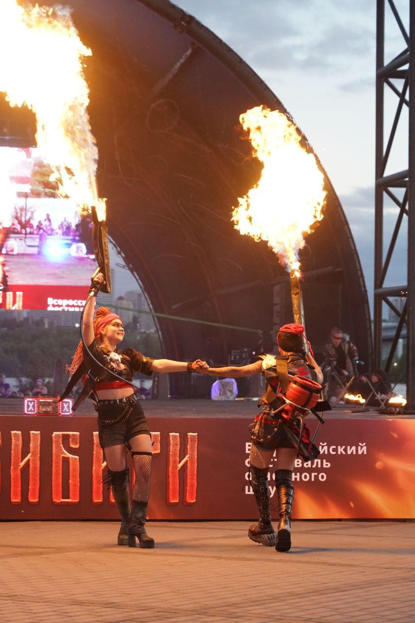 Фото Огненное шоу потрясло Новосибирск: на Михайловской набережной вспыхнули «Огни Сибири». ФОТОРЕПОРТАЖ 42 - Сиб.ФМ Фото Огненное шоу потрясло Новосибирск: на Михайловской набережной вспыхнули «Огни Сибири». ФОТОРЕПОРТАЖ 42