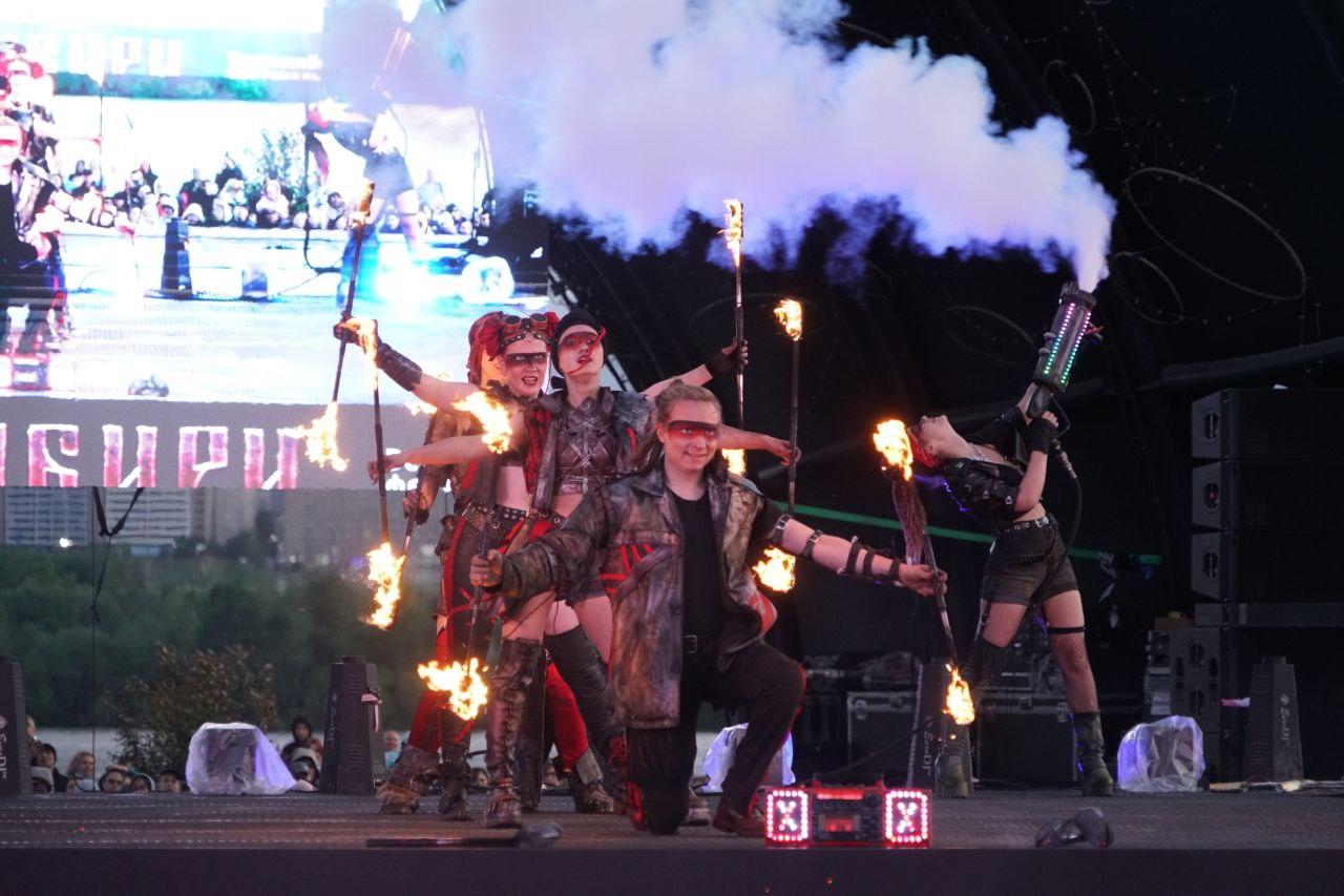 Фото Огненное шоу потрясло Новосибирск: на Михайловской набережной вспыхнули «Огни Сибири». ФОТОРЕПОРТАЖ 45 - Сиб.ФМ Фото Огненное шоу потрясло Новосибирск: на Михайловской набережной вспыхнули «Огни Сибири». ФОТОРЕПОРТАЖ 45