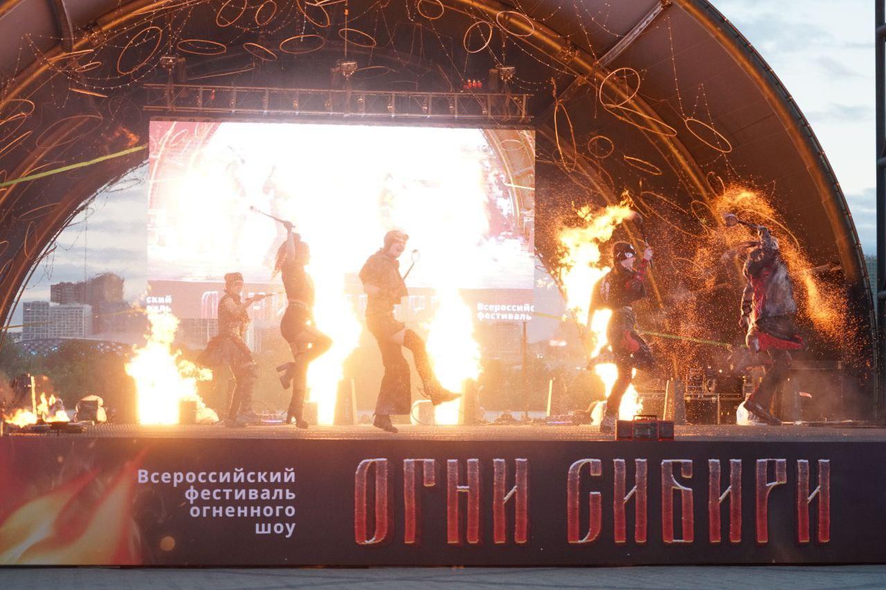 Фото Огненное шоу потрясло Новосибирск: на Михайловской набережной вспыхнули «Огни Сибири». ФОТОРЕПОРТАЖ 46 - Сиб.ФМ Фото Огненное шоу потрясло Новосибирск: на Михайловской набережной вспыхнули «Огни Сибири». ФОТОРЕПОРТАЖ 46