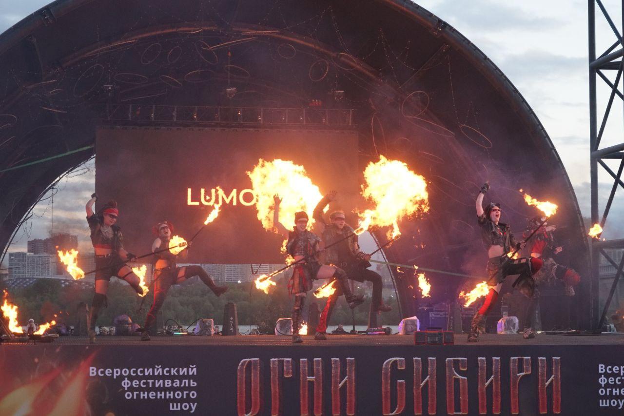 Фото Огненное шоу потрясло Новосибирск: на Михайловской набережной вспыхнули «Огни Сибири». ФОТОРЕПОРТАЖ 48 - Сиб.ФМ Фото Огненное шоу потрясло Новосибирск: на Михайловской набережной вспыхнули «Огни Сибири». ФОТОРЕПОРТАЖ 48