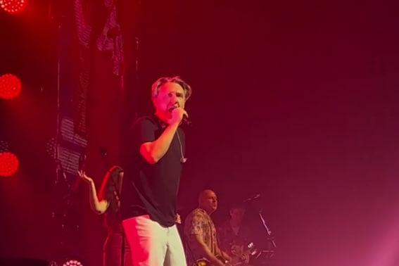 Фото «В Питере — пить, а в Новосибирске — плясать!»: Шнуров и «Ленинград» выступают на сцене «Сибирь-Арены». ОНЛАЙН 14 - Сиб.ФМ Фото «В Питере — пить, а в Новосибирске — плясать!»: Шнуров и «Ленинград» выступают на сцене «Сибирь-Арены». ОНЛАЙН 14