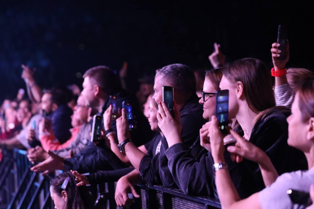 Фото «В Питере — пить, а в Новосибирске — плясать!»: Шнуров и «Ленинград» выступают на сцене «Сибирь-Арены». ОНЛАЙН 12 - Сиб.ФМ Фото «В Питере — пить, а в Новосибирске — плясать!»: Шнуров и «Ленинград» выступают на сцене «Сибирь-Арены». ОНЛАЙН 12