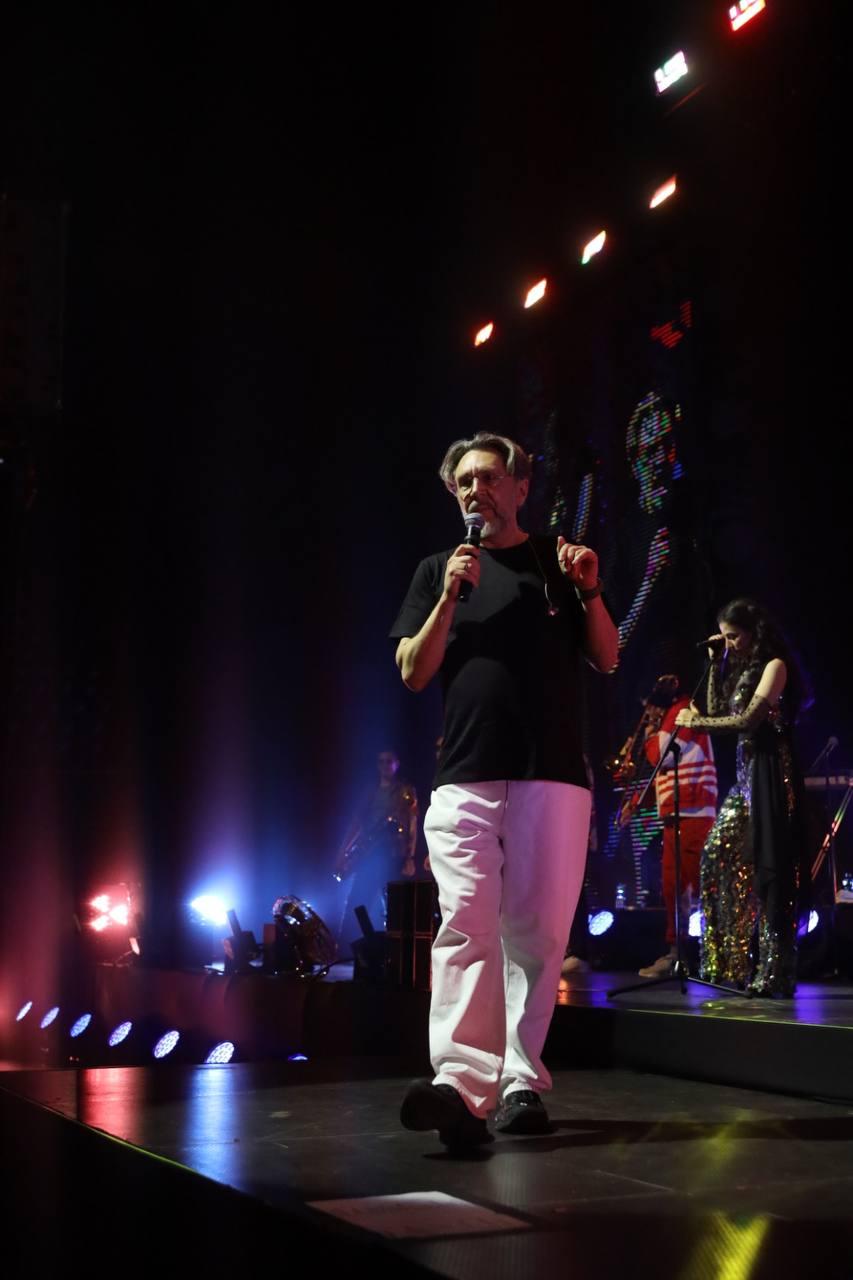 Фото «В Питере — пить, а в Новосибирске — плясать!»: Шнуров и «Ленинград» выступают на сцене «Сибирь-Арены». ОНЛАЙН 9 - Сиб.ФМ Фото «В Питере — пить, а в Новосибирске — плясать!»: Шнуров и «Ленинград» выступают на сцене «Сибирь-Арены». ОНЛАЙН 9