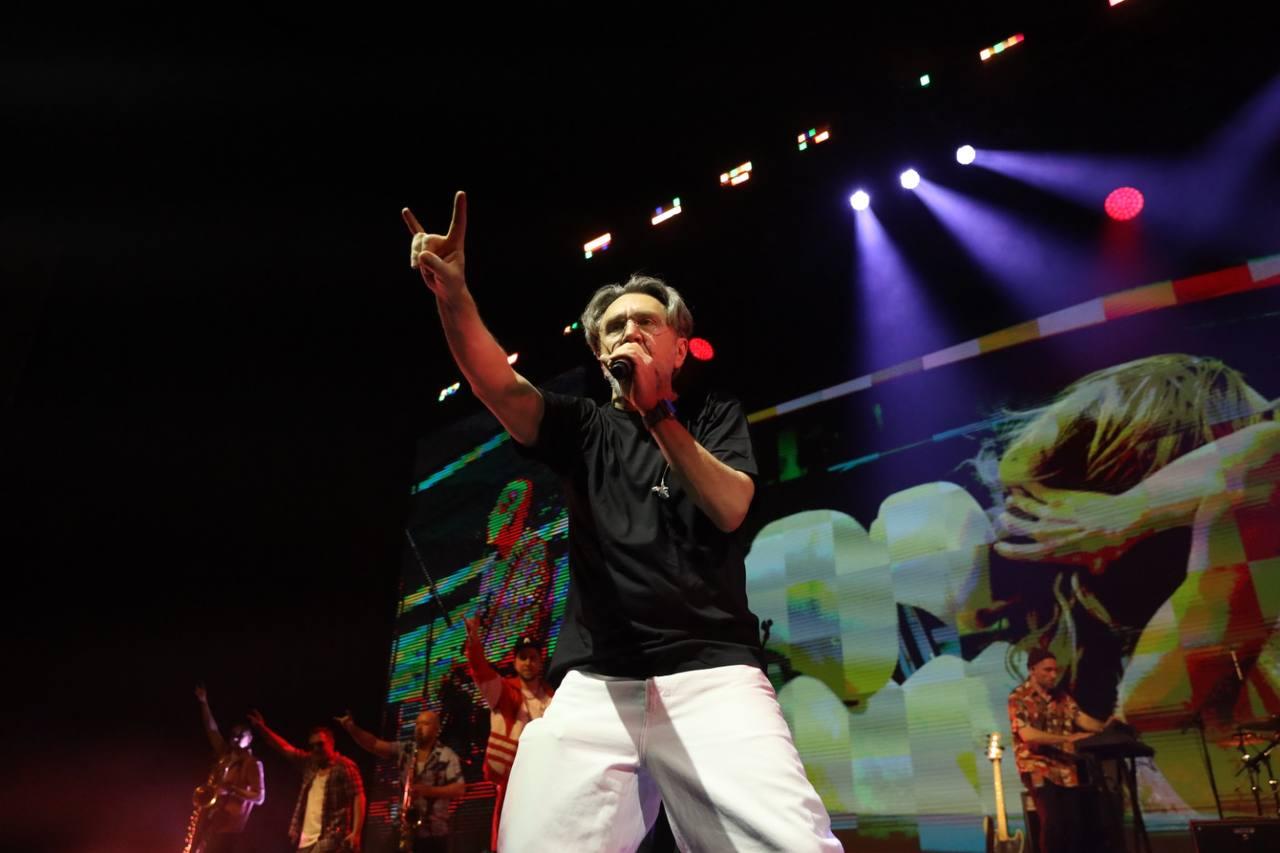 Фото «В Питере — пить, а в Новосибирске — плясать!»: Шнуров и «Ленинград» выступают на сцене «Сибирь-Арены». ОНЛАЙН 11 - Сиб.ФМ Фото «В Питере — пить, а в Новосибирске — плясать!»: Шнуров и «Ленинград» выступают на сцене «Сибирь-Арены». ОНЛАЙН 11