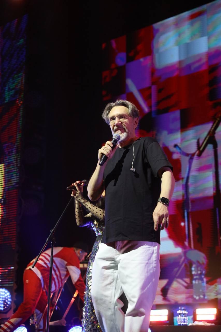 Фото «В Питере — пить, а в Новосибирске — плясать!»: Шнуров и «Ленинград» выступают на сцене «Сибирь-Арены». ОНЛАЙН 10 - Сиб.ФМ Фото «В Питере — пить, а в Новосибирске — плясать!»: Шнуров и «Ленинград» выступают на сцене «Сибирь-Арены». ОНЛАЙН 10