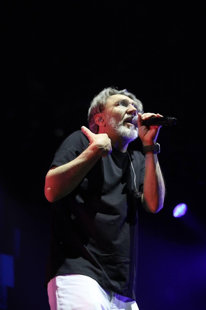 Фото «В Питере — пить, а в Новосибирске — плясать!»: Шнуров и «Ленинград» выступают на сцене «Сибирь-Арены». ОНЛАЙН 3 - Сиб.ФМ Фото «В Питере — пить, а в Новосибирске — плясать!»: Шнуров и «Ленинград» выступают на сцене «Сибирь-Арены». ОНЛАЙН 3