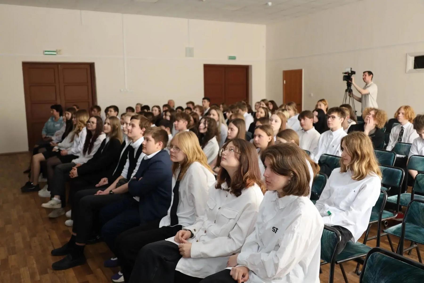 Фото «Цифровой ликбез»: школьники учатся противостоять телефонному мошенничеству 4 - Сиб.ФМ Фото «Цифровой ликбез»: школьники учатся противостоять телефонному мошенничеству 4