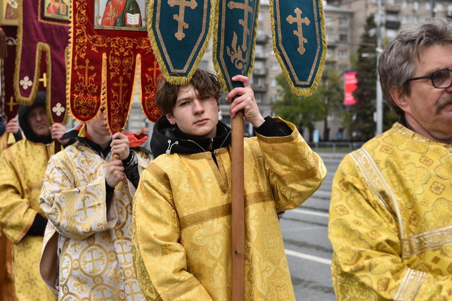 Фото В Новосибирске прошёл крестный ход в День славянской письменности и культуры: 30 кадров вдохновляющего события 14