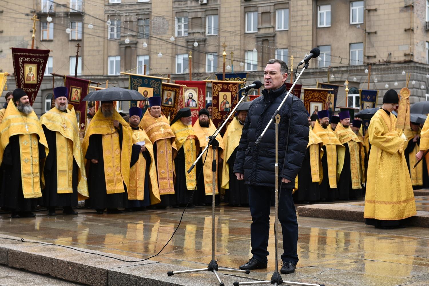 Фото В Новосибирске прошёл крестный ход в День славянской письменности и культуры: 30 кадров вдохновляющего события 24