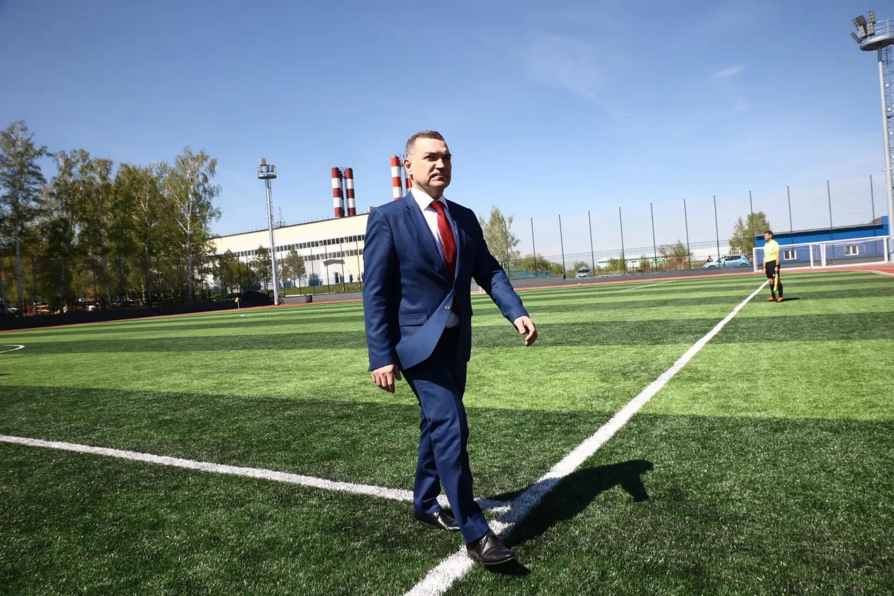 Фото В Советском районе Новосибирска появился новый футбольный стадион с беговыми дорожками 2