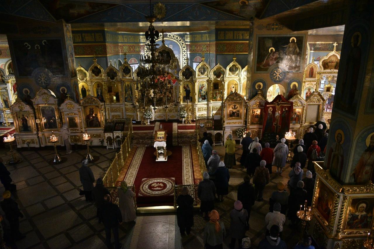 Фото Десятки верующих собрались на службу в честь Вознесения Господня в Новосибирске: атмосферные кадры из Вознесенского собора 11 - Сиб.ФМ Фото Десятки верующих собрались на службу в честь Вознесения Господня в Новосибирске: атмосферные кадры из Вознесенского собора 11