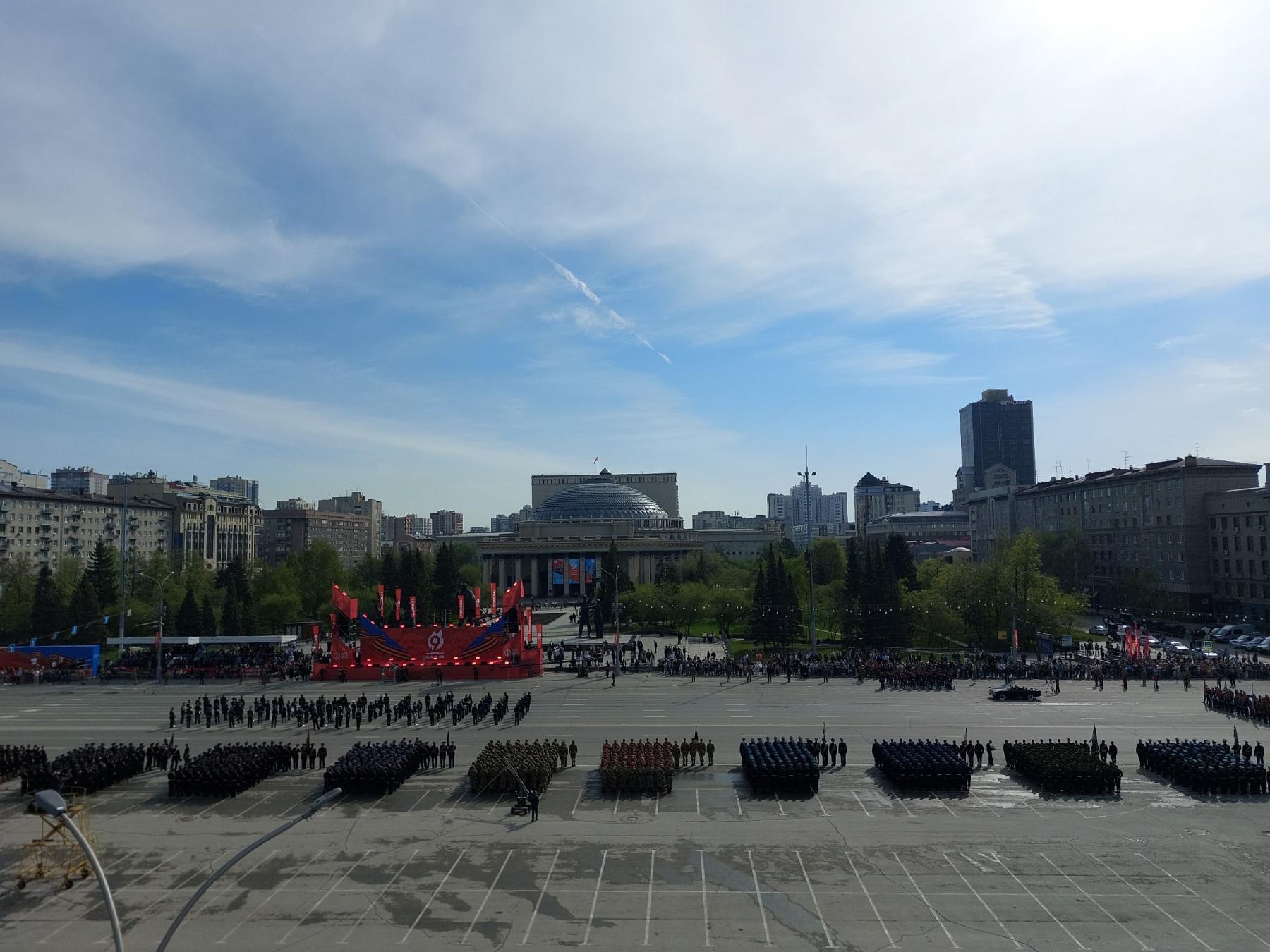 Фото Фото погибших героев, военная техника и салют. Онлайн-репортаж празднования 81-ой годовщины Победы в Новосибирске 2