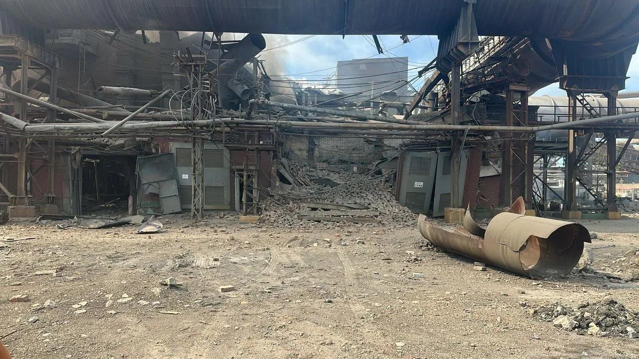 Фото «Страшно за родных»: новосибирцы показали кадры взрыва на заводе «Казцинк» — есть пострадавшие 3