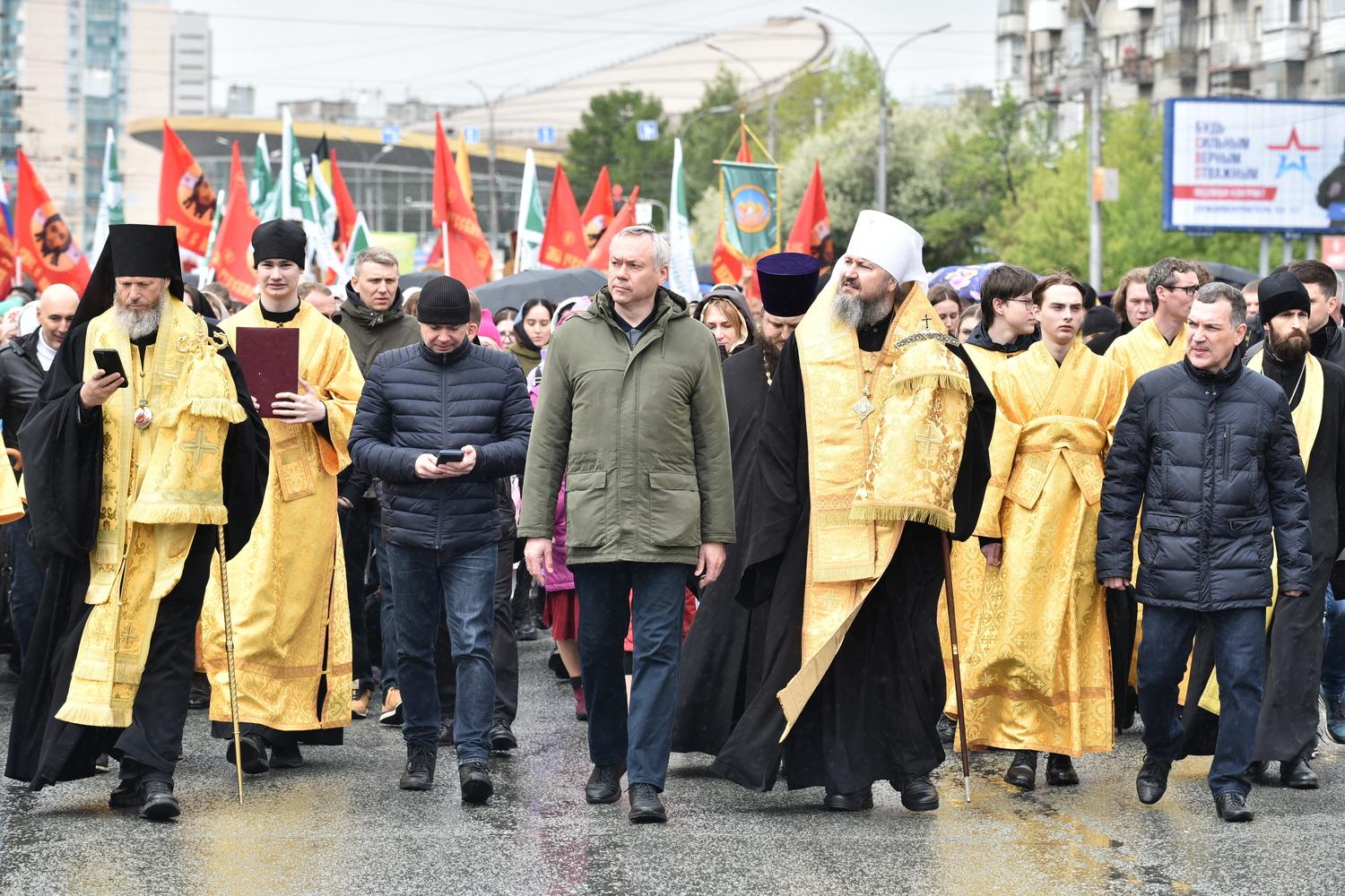 Фото В Новосибирске прошёл крестный ход в День славянской письменности и культуры: 30 кадров вдохновляющего события 10