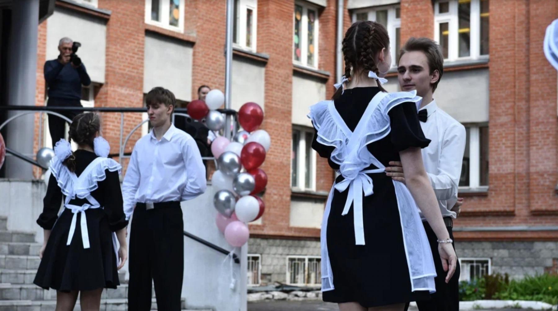 Фото Белые банты и танец с папой: как проходят последние звонки в Новосибирске — фоторепортаж 11 - Сиб.ФМ Фото Белые банты и танец с папой: как проходят последние звонки в Новосибирске — фоторепортаж 11